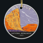 Dinosaur National Monument Vintage Circle Julgransprydnad Keramik<br><div class="desc">Konstruktion för vektorgrafik för Dinosaur. Parken innehåller över 800 paleontologiska platser och har fossilar av dinosaurier,  inklusive Allosaurus,  Deinonychus,  Abydosaurus och olika sauropoder.</div>