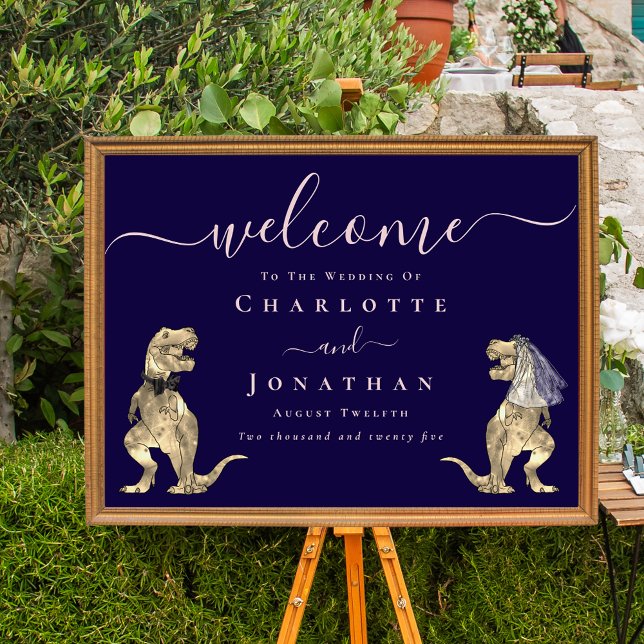Dinosaur Navyblå Rosa Bröllops Välkomstskylt Poster (Dinosaur themed navy blue blush pink wedding welcome poster sign funny T-Rex bride and groom)