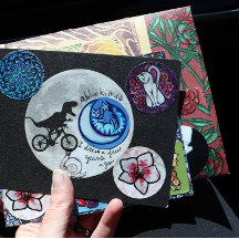 Dinosaur på en bike i Himlar med Måne