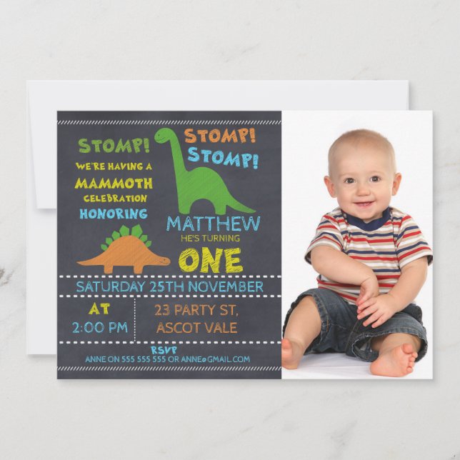 Dinosaur Photo Chalkboard 1:a födelsedagsinbjudan Inbjudningar (Framsida)