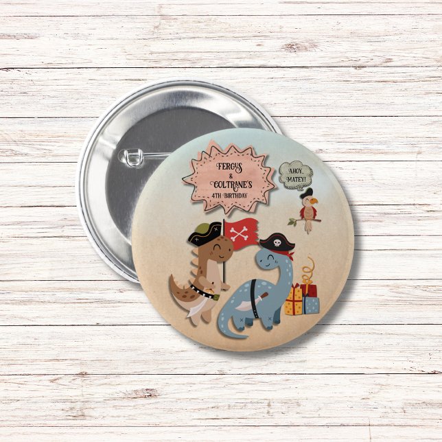 Dinosaur Pirat Twin Boys Födelsedagsfest Anpassnin Knapp (These adorable dinosaur pirate twins birthday party buttons are great for your treat bags!
)