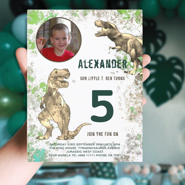 Dinosaur Pojkars Födelsedagsfest Foto Inbjudan Vykort (Dinosaur jungle 5th birthday party photo template budget postcard invitation green and brown)
