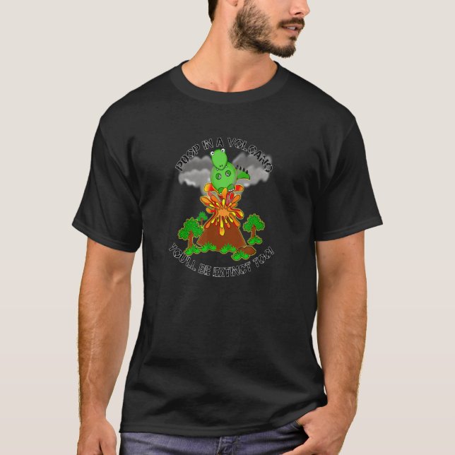 Dinosaur poop i en Volcano PM T Shirt (Framsida)