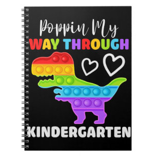 Dinosaur Poppin på mitt sätt genom Kindergarten Anteckningsbok