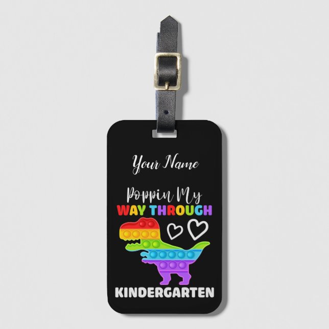 Dinosaur Poppin på mitt sätt genom Kindergarten Bagagebricka (Framsida vertikal)