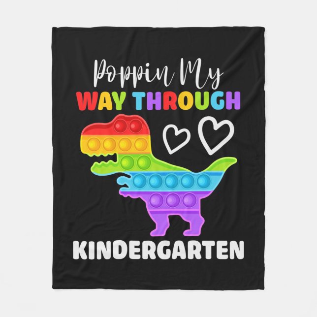Dinosaur Poppin på mitt sätt genom Kindergarten Fleecefilt (Framsidan)