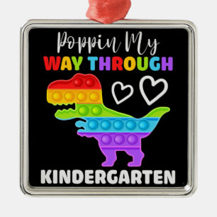 Dinosaur Poppin på mitt sätt genom Kindergarten Julgransprydnad Metall