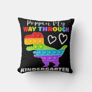Dinosaur Poppin på mitt sätt genom Kindergarten Kudde