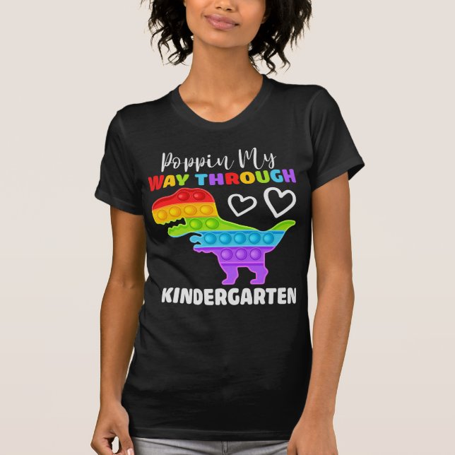 Dinosaur Poppin på mitt sätt genom Kindergarten T Shirt (Framsida)