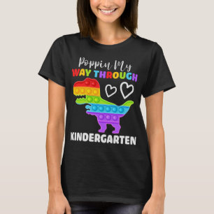 Dinosaur Poppin på mitt sätt genom Kindergarten T Shirt