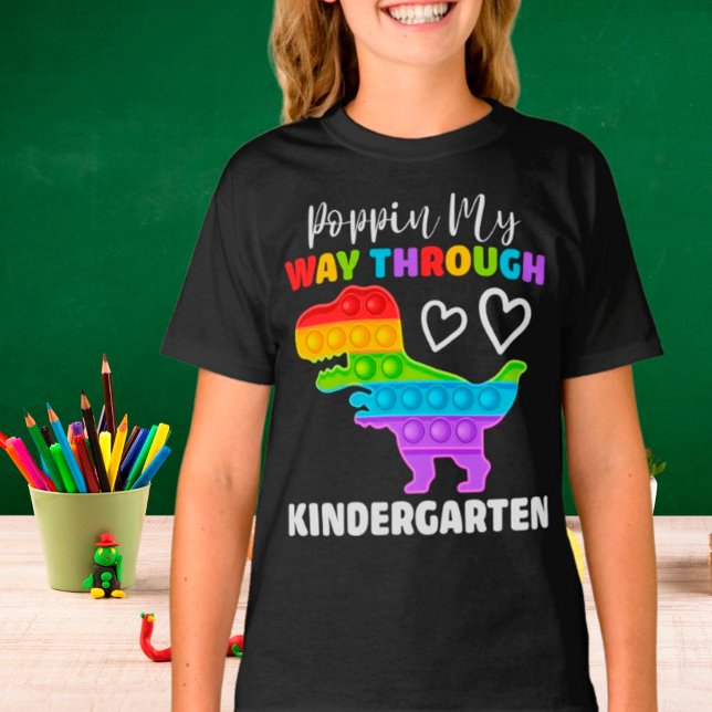 Dinosaur Poppin på mitt sätt genom Kindergarten T Shirt (Skapare uppladdad)