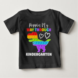 Dinosaur Poppin på mitt sätt genom Kindergarten T Shirt