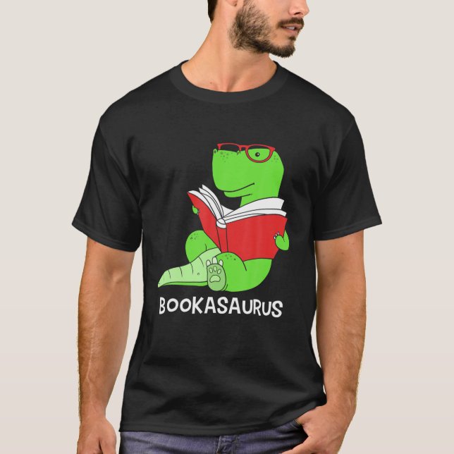 Dinosaur Reading Bok Bookasaurus Bookworm T Shirt (Framsida)