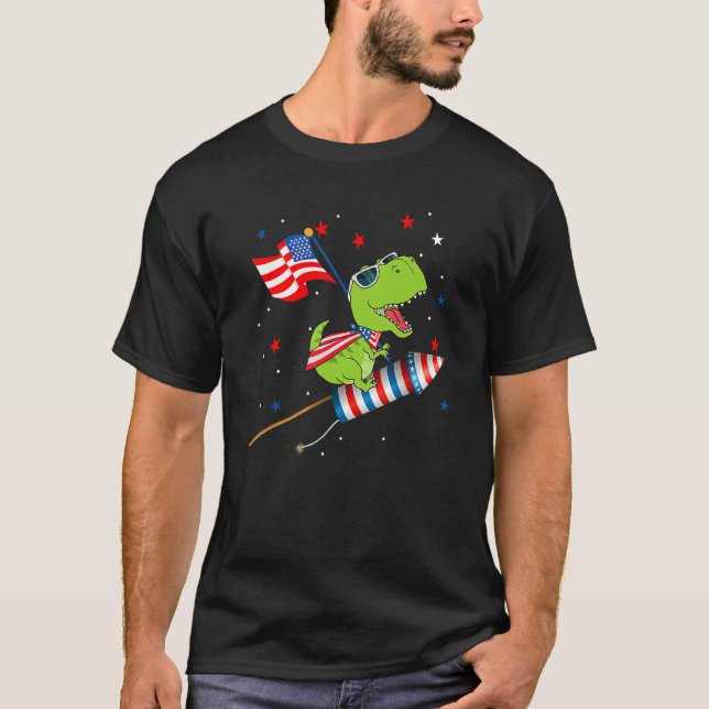 Dinosaur Riding Fireworks 4:e juli Kids Boys M T Shirt (Framsida)