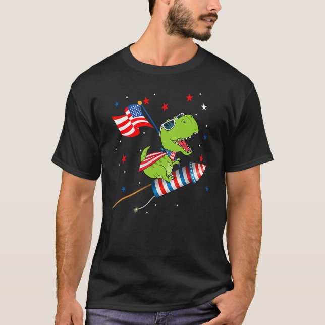 Dinosaur Riding Fireworks Funny 4:e juli Kids B T Shirt (Framsida)