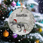 Dinosaur Santa Raptor Velociraptor Namn Julgransprydnad Keramik<br><div class="desc">Den här designen kan vara personlig i det område som tillhandahålls genom att ändra fotot och/eller text. Du kan också anpassa den genom att klicka på Anpassa den här mallen och sedan välja klicka för att anpassa ytterligare alternativ och ta bort eller ändra färg i bakgrunden, lägga till text, ändra...</div>