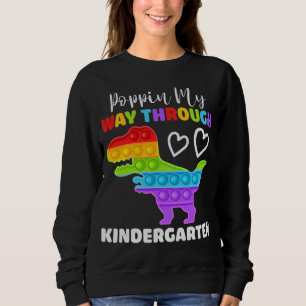 Dinosaur som dyker upp i min förskola t shirt