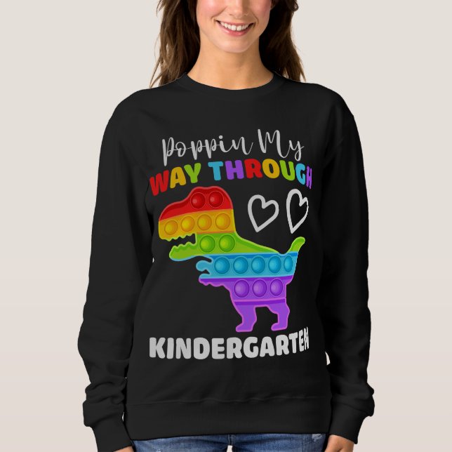 Dinosaur som dyker upp i min förskola t shirt (Framsida)