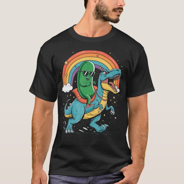 Dinosaur som rider på Pickle T Shirt (Framsida)
