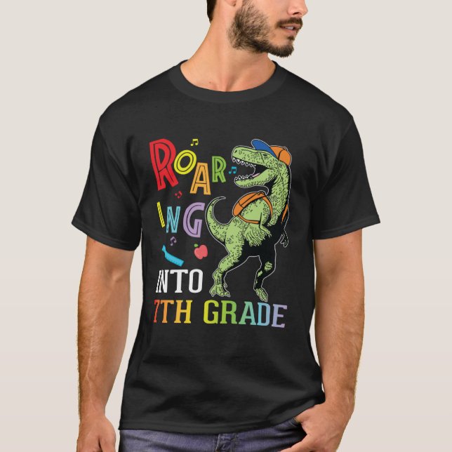 Dinosaur Student Roaring Into 7th Grade First Day  T Shirt (Framsida)