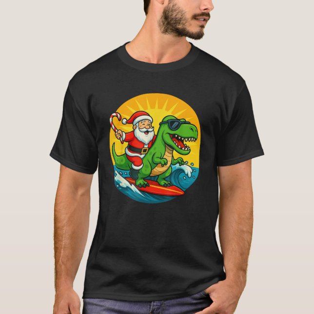 Dinosaur Surfs with Santa Kids Christmas in July H T Shirt (Framsida)
