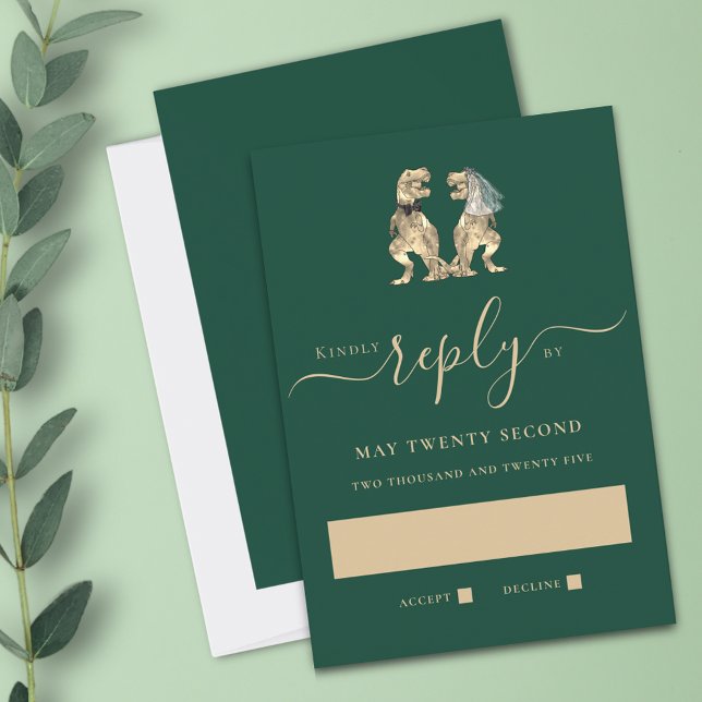 Dinosaur-tema bröllop Grönt Svar (Dinosaur theme wedding RSVP dark green card Funny T-Rex dino bride and groom modern elegant script)