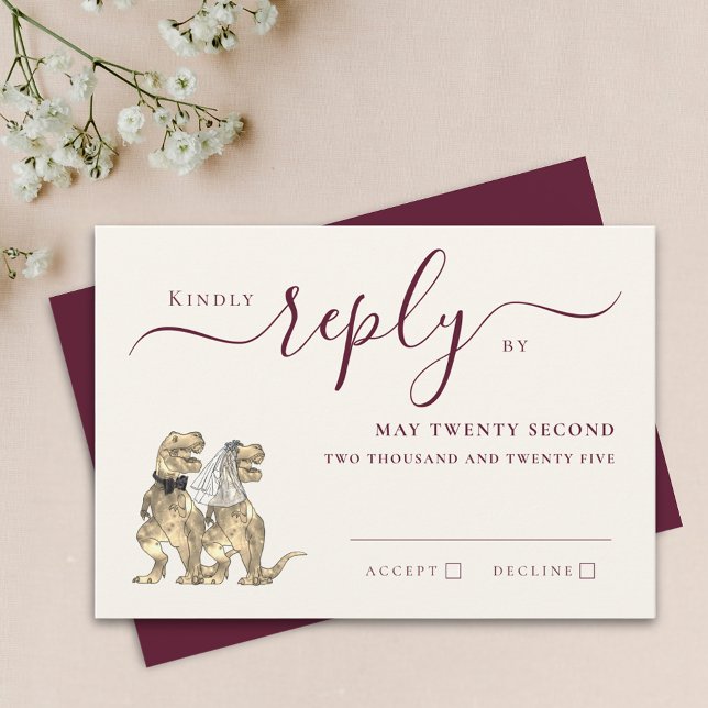 Dinosaur Tema Bröllop Svar Burgunder Kräm (Dinosaur theme wedding burgundy cream invitation RSVP card T-Rex dino bride and groom elegant script)