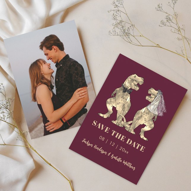 Dinosaur-tema Burgundervin Foto Bröllop Spara Datumet (Funny dinosaur bride and groom burgundy wine wedding photo save the date card)