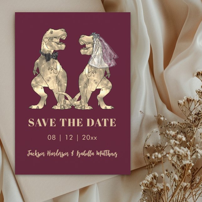Dinosaur-tema Burgundy Bröllop Spara Datum Datumet (Funny dinosaur bride and groom burgundy wine wedding save the date card)