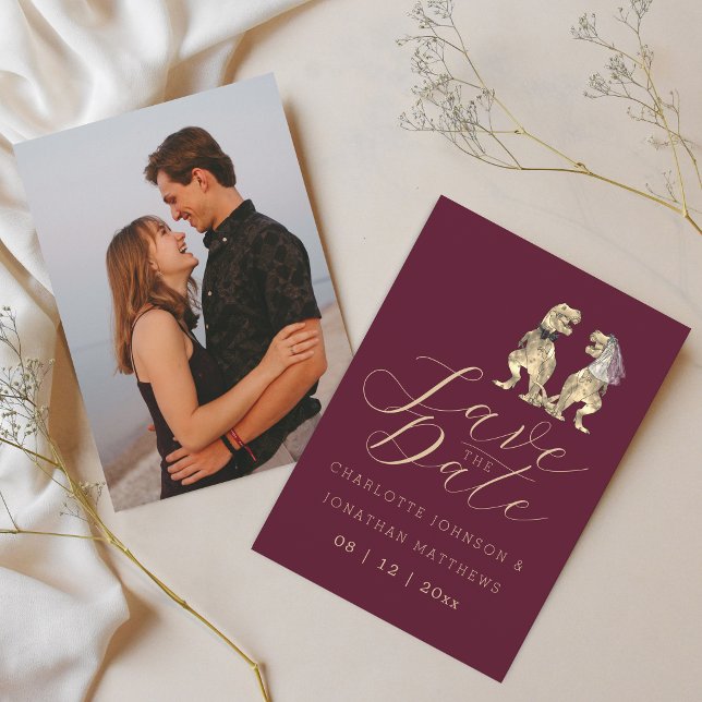 Dinosaur-tema mörkröd bröllopsfoto spara datumet (Simple funny dinosaur theme wedding burgundy portrait photo save the date card)