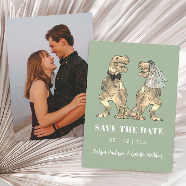 Dinosaur tema Salvia grön foto bröllop Spara Datumet (Funny dinosaur bride and groom sage green photo wedding save the date)