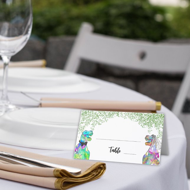 Dinosaur ThBäste Bröllop Foliage Placeringskort (Colorful dinosaur wedding table place card with T-Rex Bride and Groom with jungle greenery)