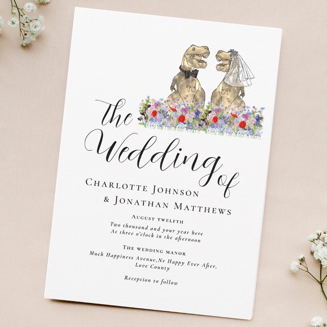 Dinosaur Theme Blommigt Bröllop Inbjudningar (Modern Script dinosaur theme wedding invitation with watercolor wildflowers & T-Rex bride and groom)