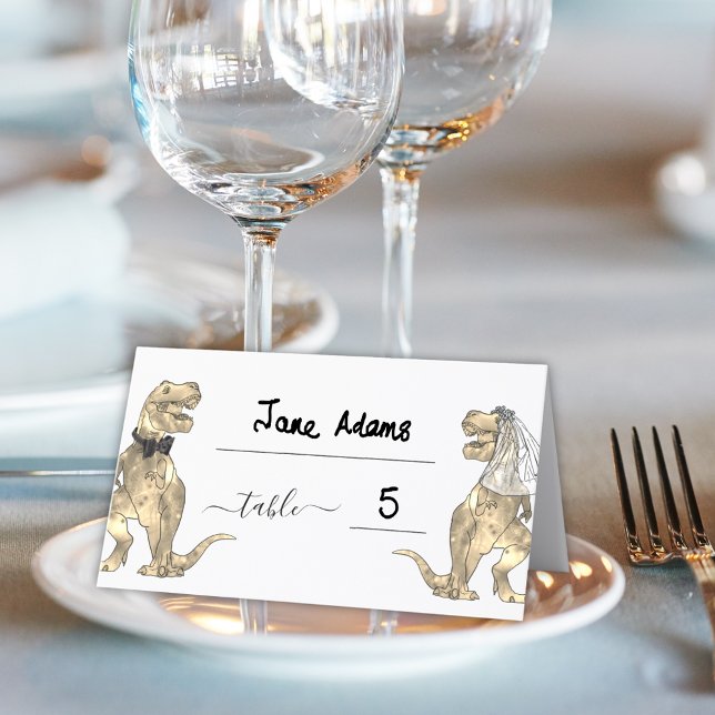 Dinosaur Theme Bröllop Bordsnummer Placeringskort (Dinosaur theme wedding table number place card elegant modern script funny T-Rex bride and groom)
