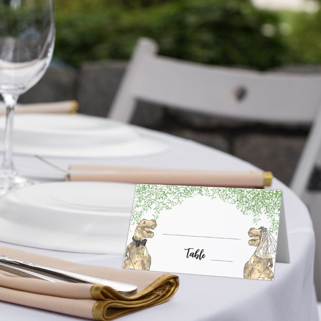 Dinosaur Theme Bröllop Foliage Placeringskort (Dinosaur wedding table place card with T-Rex bride and groom with jungle foliage)