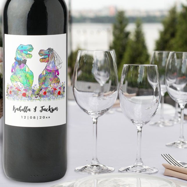 Dinosaur Theme Bröllop Vinflaska Etikett (Fun dinosaur wedding T-Rex bride and groom and colorful wildflowers watercolor custom wine labels)
