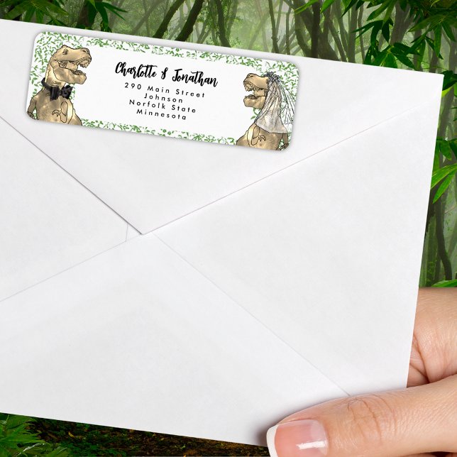 Dinosaur Thmet Bröllop Returadress Etikett (Dinosaur themed wedding funny T-Rex bride and groom jungle foliage return address label)