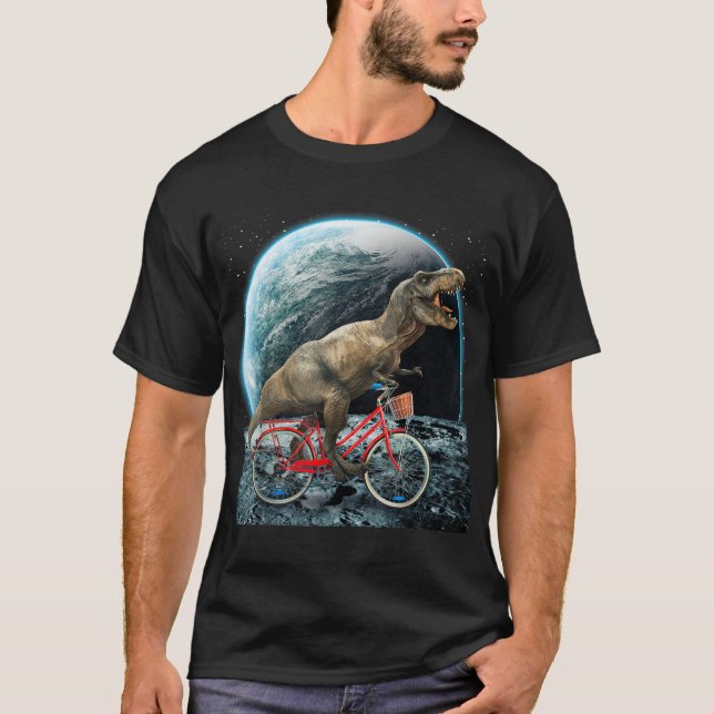 Dinosaur Trex in Space Riding Bike on Måne Funny D T Shirt (Framsida)