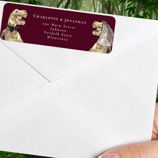 Dinosaurbrud och Brudgum Bröllop Returadress Etikett (Dinosaur wedding burgundy and cream custom return address label Jurassic T-Rex dino bride & groom)
