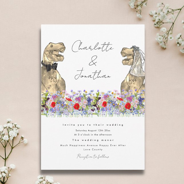 Dinosaurbrud och -brudgumme vildblomma inbjudningar (Dinosaur theme wildflower wedding invitation with watercolor florals & fun dinosaur bride and groom)