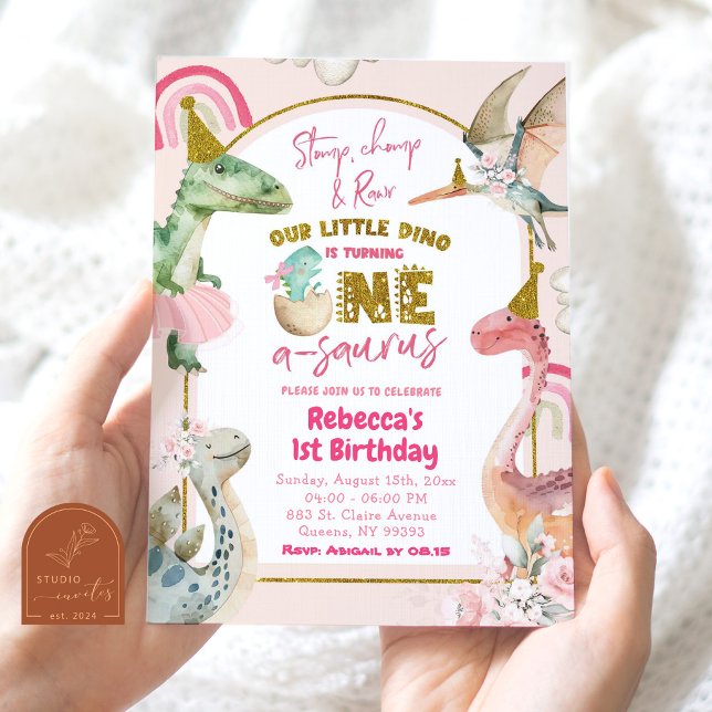 Dinosaurflicka Fyller Ett Års A-Saurus 1-årsdag Inbjudningar (Skapare uppladdad)