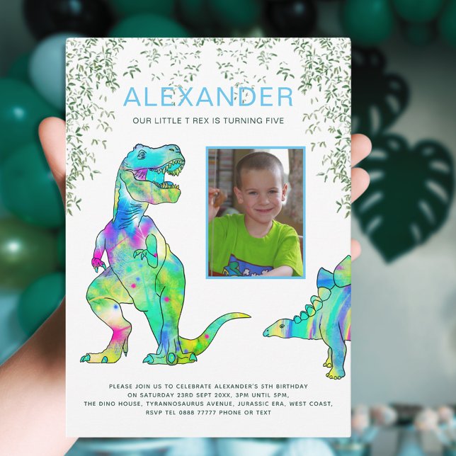 Dinosaurie Djungel Födelsedagsfest Foto Inbjudningar (Dinosaur Jungle Photo Template 5th birthday party invitation with colorful T-Rex and stegosaurus )