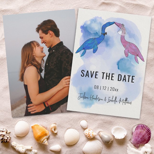 Dinosaurie-tema Strandbröllopsfoto Spara Datum Datumet (Dinosaur theme beach wedding photo save the date card Watercolor plesiosaurus bride and groom  )
