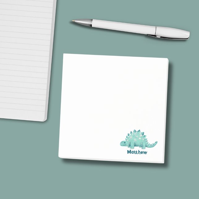 Dinosauriebarnnamn Post-it Block (Personalised kids dinosaur post is notes with illustrated stegosaurus design.)
