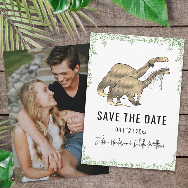 Dinosauriebröllop Foto Spara Datum Datumet (Colorful brontosaurus bride and groom dinosaur wedding photo save the date card Watercolor greenery)