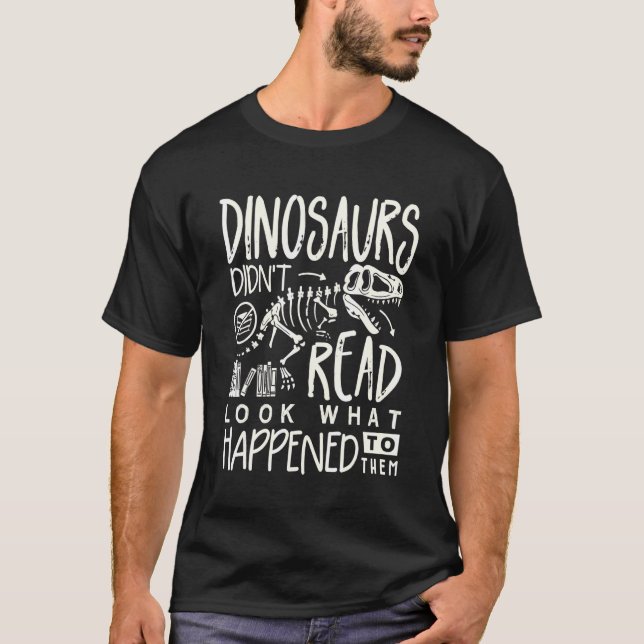 Dinosaurier läste inte vad som hände dem t shirt (Framsida)