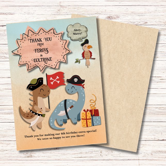 Dinosaurpiratfödelsedagsfest Tvillingpojkar Anpass Tack Kort (Dinosaur Pirate Twins Birthday Party Thank You Card. Boys will love the cute T-Rex & Brontosaurus!)