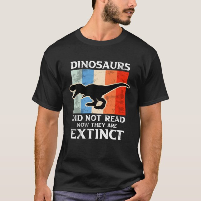 Dinosaurs Did Not Read Now They Are Extinct Motive T Shirt (Framsida)