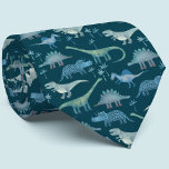 Dinosaurs Grönt Mönster Slips<br><div class="desc">Många blå dinosaurier,  Tyrannosaurus rex,  Spinosaurus,  Stegosaurus,  Diplodocus och Triceratops. Perfekt för museikuratorer,  paleontologer och alla som gillar dinosaurier.</div>