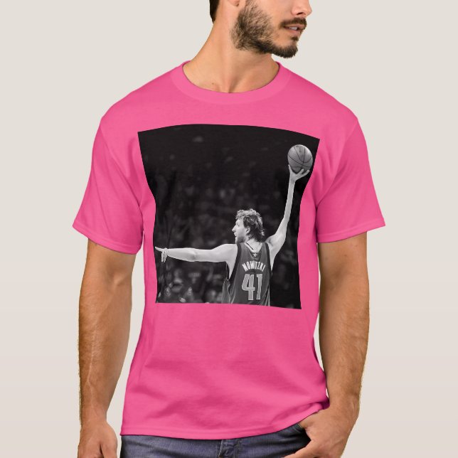 Dirk Nowitzki - Black White T Shirt (Framsida)